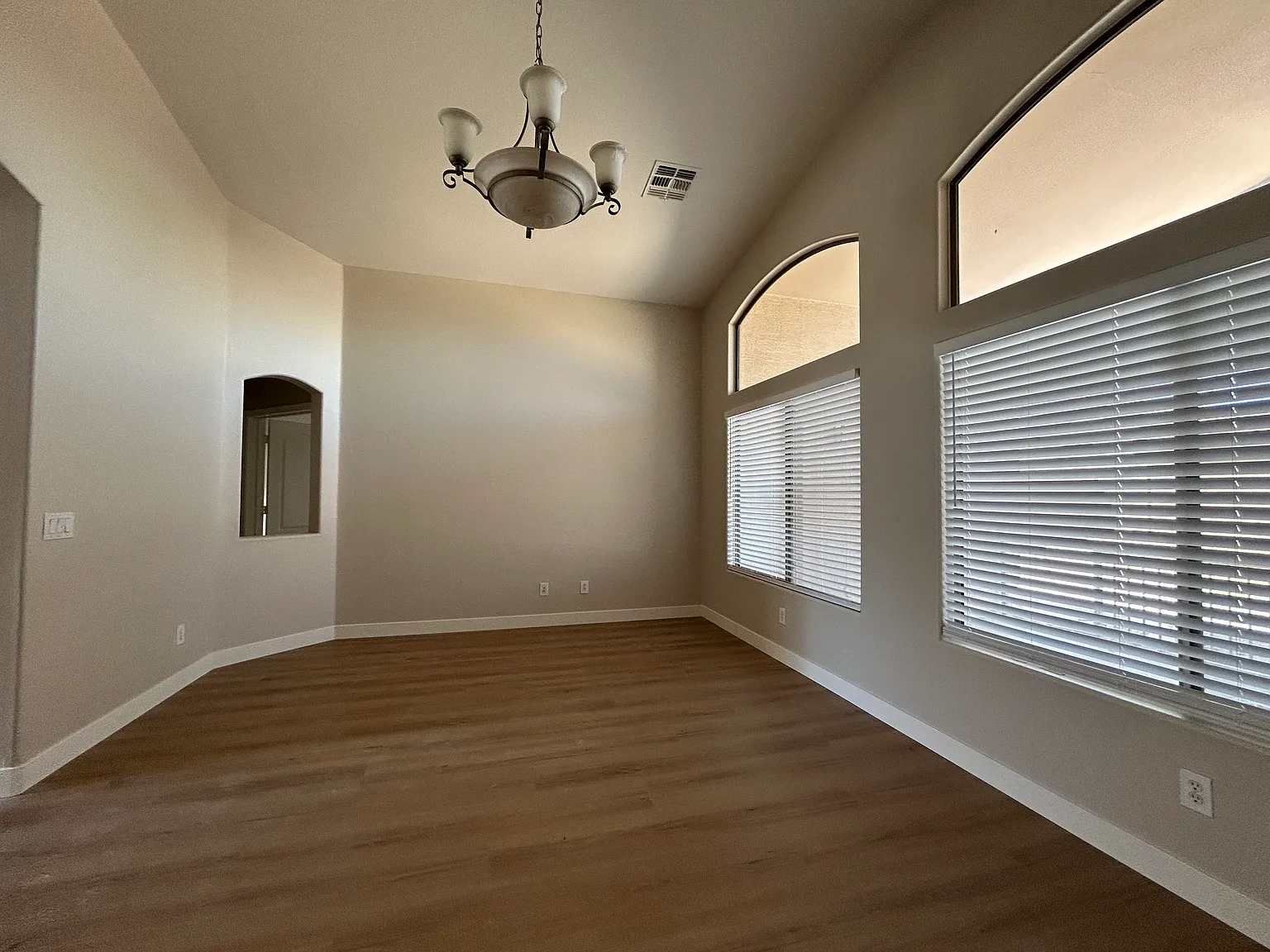 3 bed, 1937 sqft, $2,175 — Photo 2