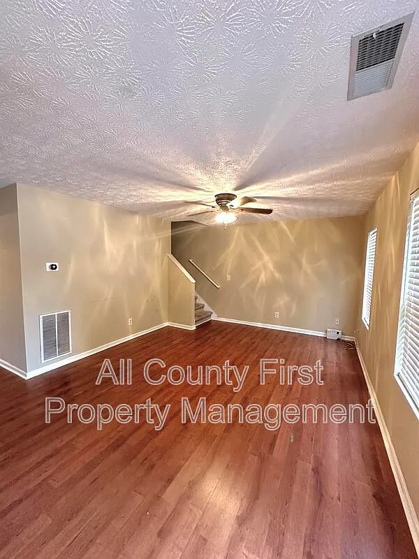 2 bed, 1.5 bath, 1280 sqft, $1,570 — Photo 4