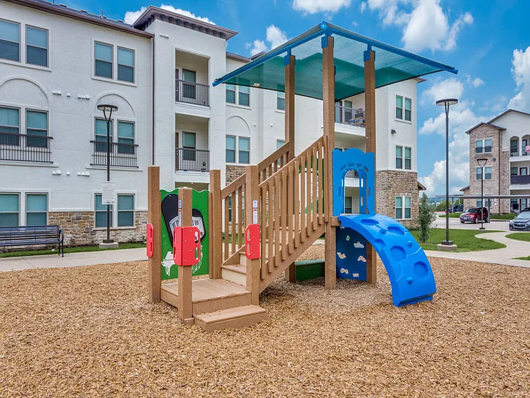 2350 E Berry St — Photo 22