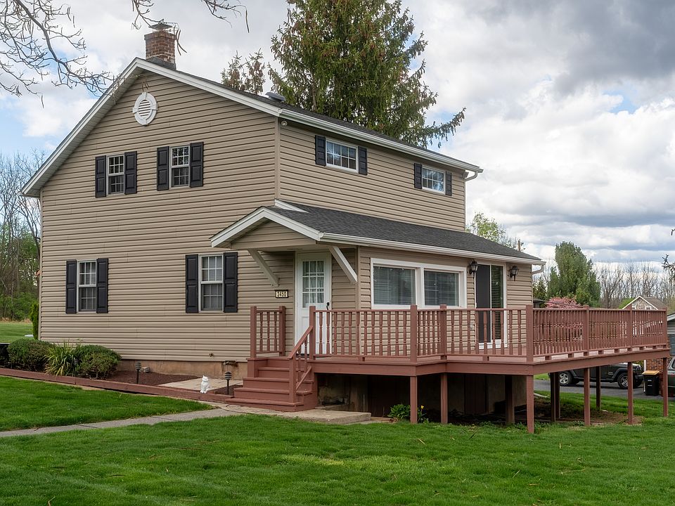 Side main entrance.
Large wood deck to enjoy!