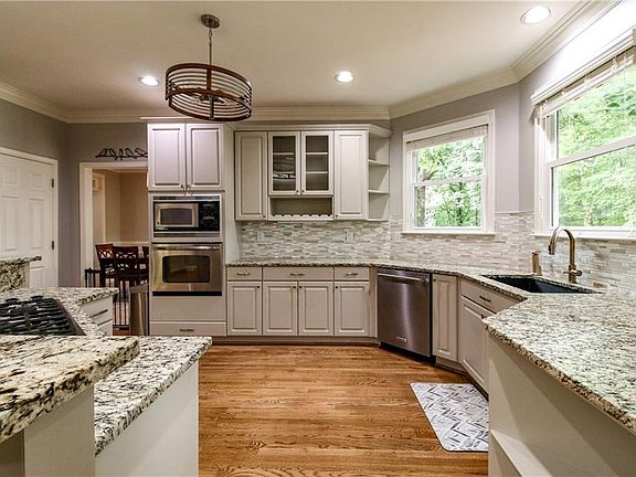 3rd image of 656 Goldenwood Ct