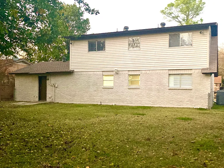 E Timberview Ln — Photo 2
