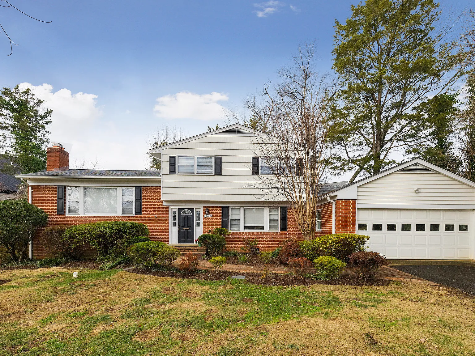 4 bed, 2.5 bath, 2404 sqft, $4,650 — Photo 1
