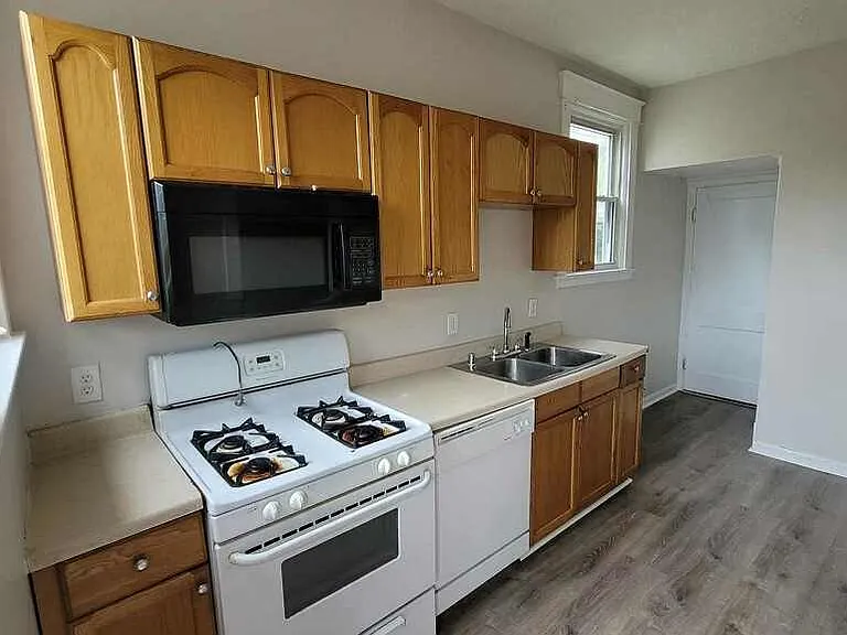 213 W 34th St — Photo 7