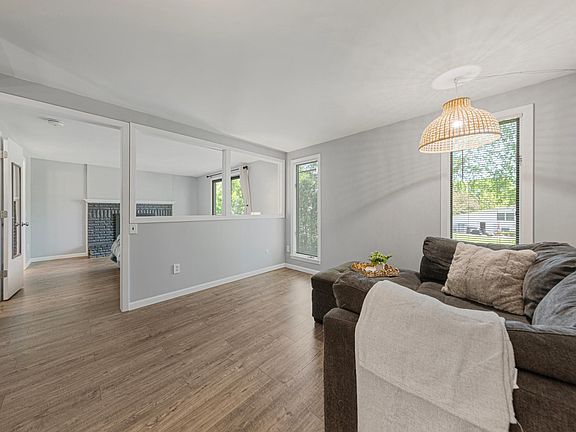 4th image of 421 10th Ave SE