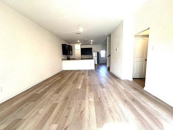 2nd image of 1001 Riverdale Cv
