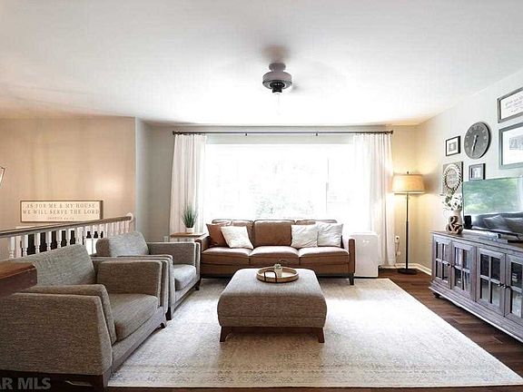 5th image of 615 Old Farm Ln