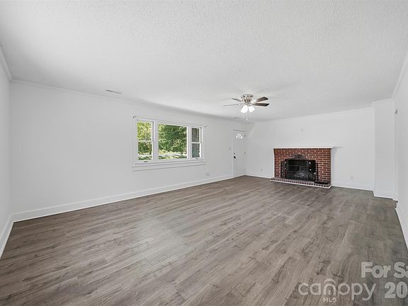 3rd image of 1807 S Post Rd