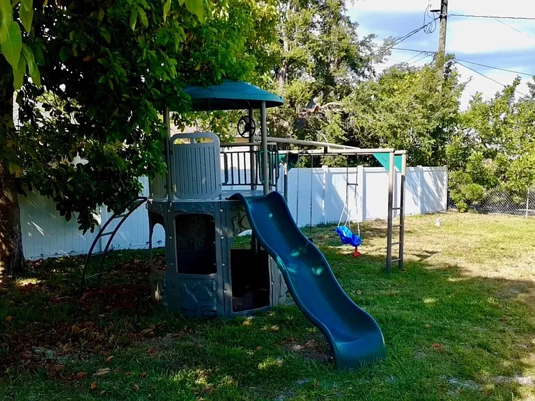 233 SW 43rd St — Photo 8