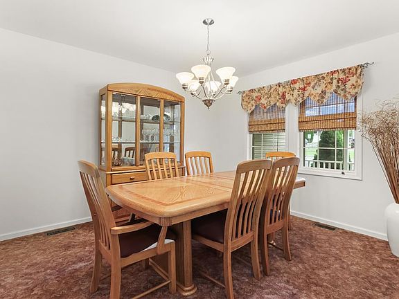 4th image of 371 Willow Ave