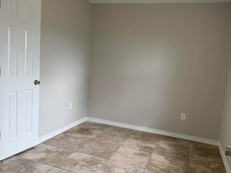98 Russell Blvd — Photo 7