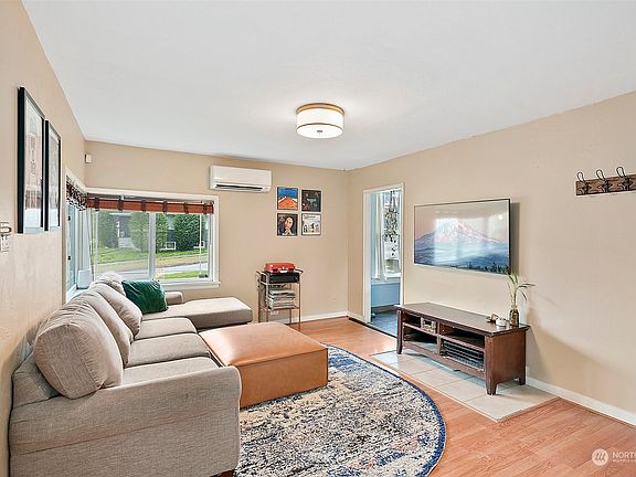 3rd image of 829 N Oakes Street