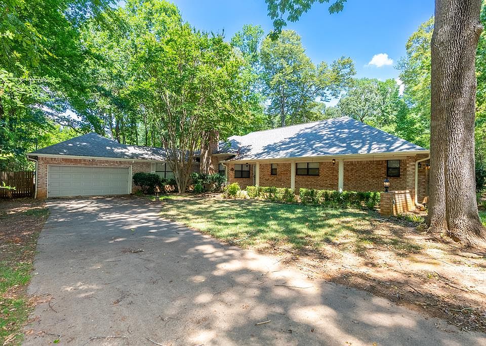 1st image of 404 Lakeshore Dr