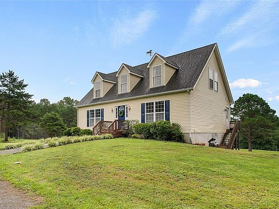 3rd image of 219 Saddleback Farm Ln