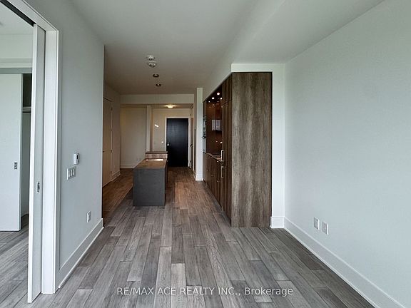4th image of 11 Yorkville Ave #5003