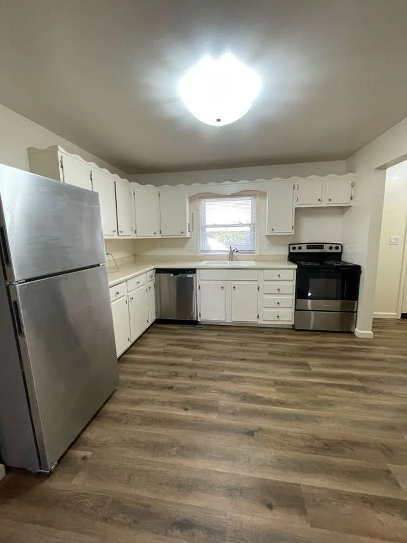 Charming home with a one car attached garage. — Photo 3