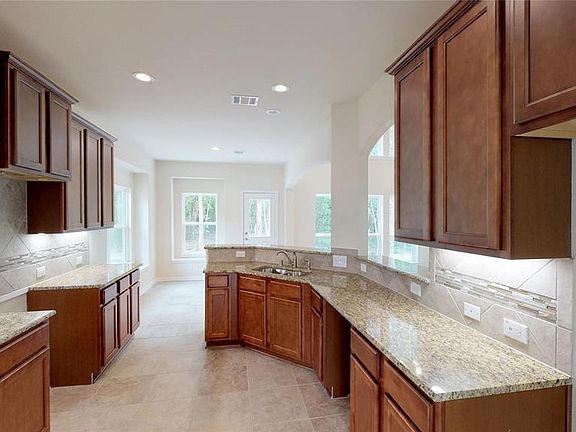 5th image of 208 Royal Dr
