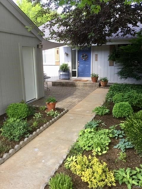 Welcome to 964 Imperial Point where pride of ownership is apparent.  A nice outdoor courtyard is private and perfect for enterta