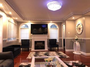 8127 266th St, Glen Oaks, NY 11004