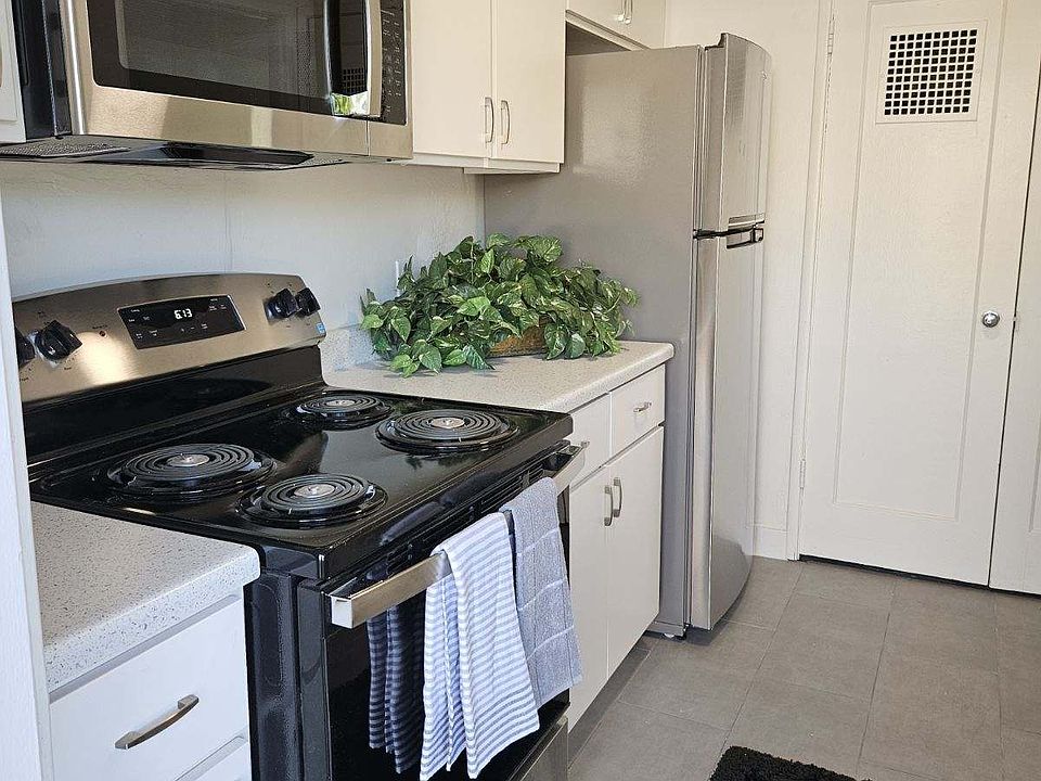 1st image of 3220 Windsor Dr