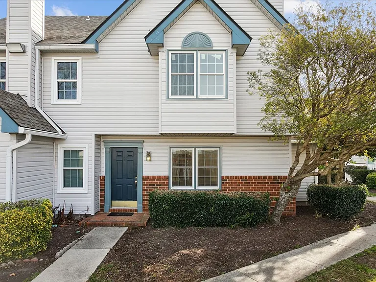 27 Tamarisk Quay #F — Photo 2