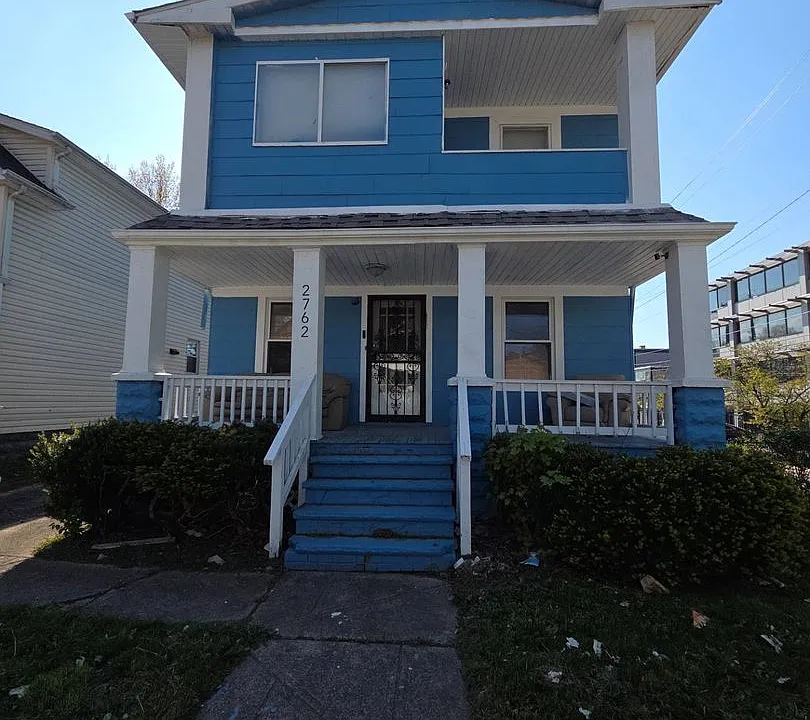 2762 E 120 St