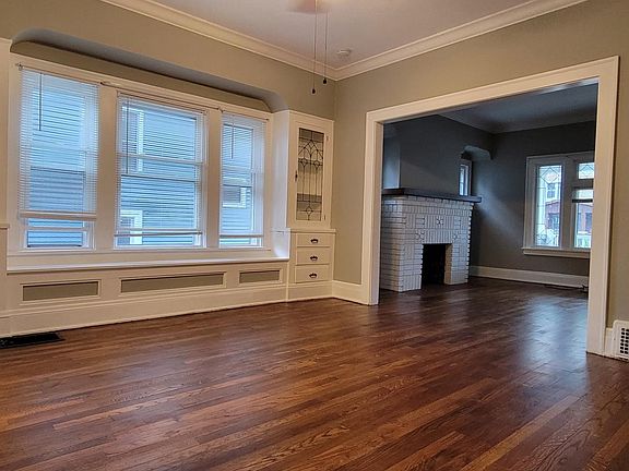 5th image of 1639 Larchmont Ave