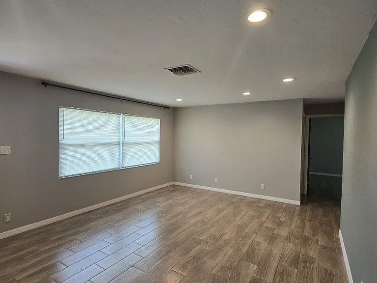 203 Chalmer Dr — Photo 6