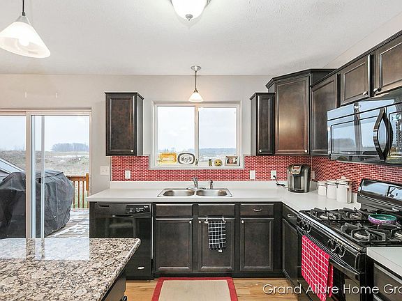 5th image of 298 Miller Dr