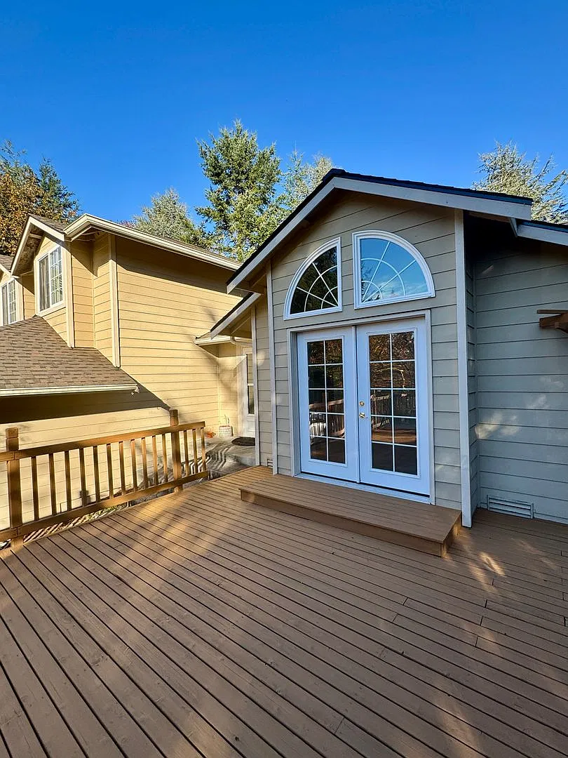 In town Kingston...walk to the ferries and schools 3 bedroom 2.5 bath available now — Photo 1