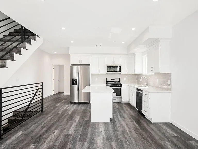 10926 1/2 Hesby St — Photo 3