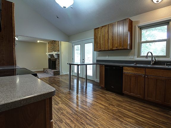4th image of 433 Montrose Ct