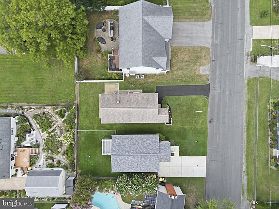 5th image of 821 Shore Dr