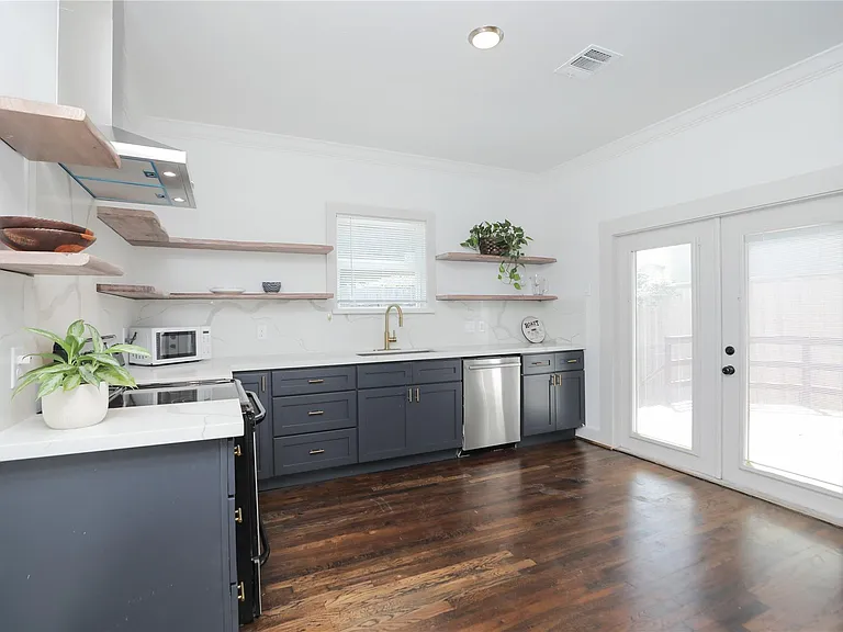 1244 W 21st St — Photo 16