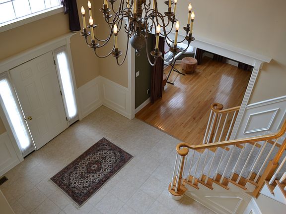 Foyer w/ extensive molding