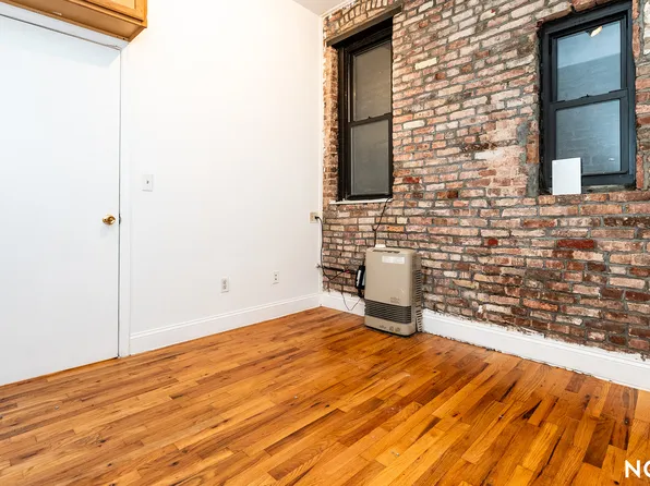 346 Gates Avenue image 1 of 14