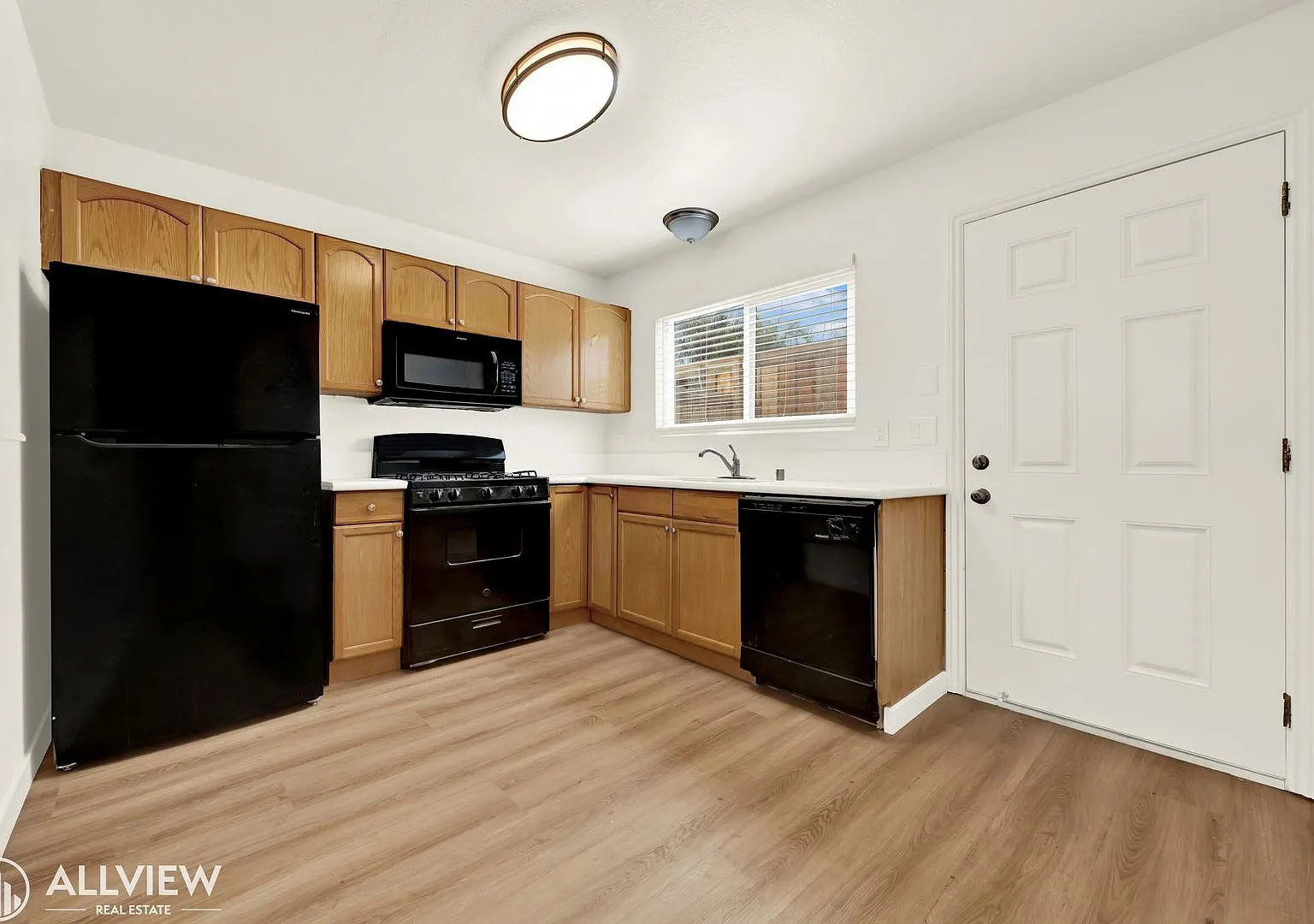 980 E Mission Ave — Photo 3