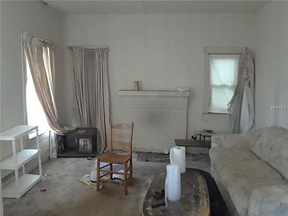 2nd image of 104 W Knollwood St