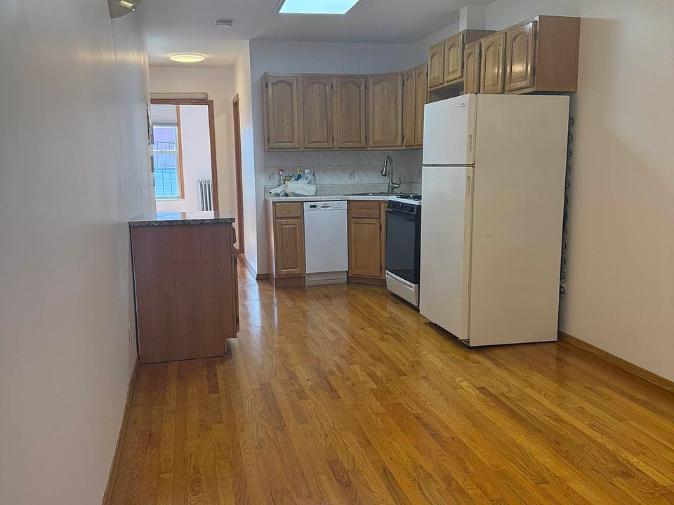 2nd image of 916 Manhattan Ave #4R