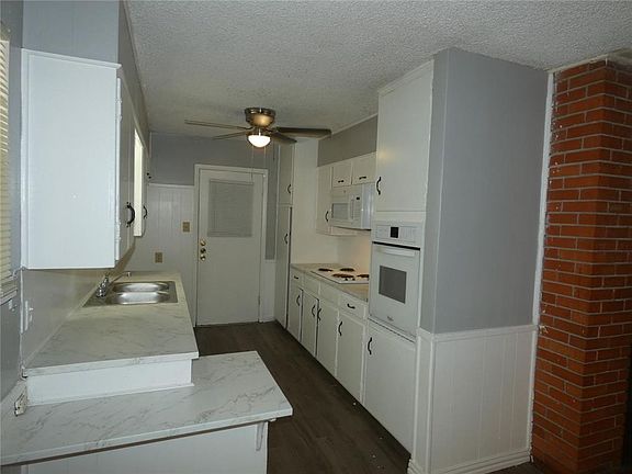 3rd image of 3813 Wilshire Dr