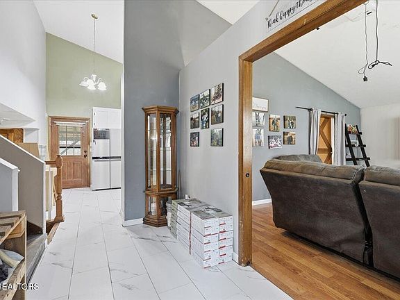4th image of 129 Greystone Dr