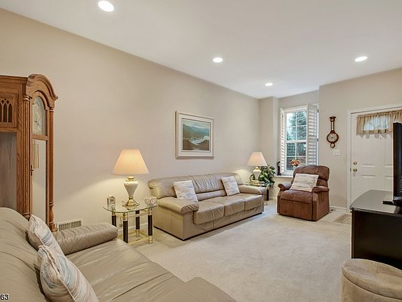 3rd image of 121 Stratford Dr