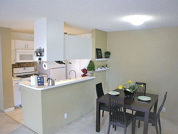 Kitchen & Dining Area