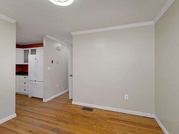 5th image of 32 Suffolk Ct