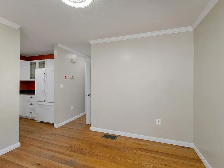 32 Suffolk Ct — Photo 5