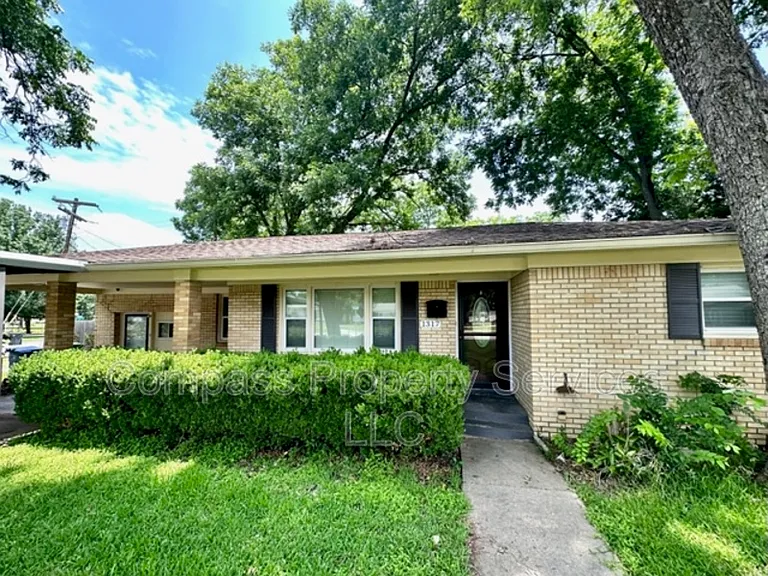 1317 Hillside St — Photo 2