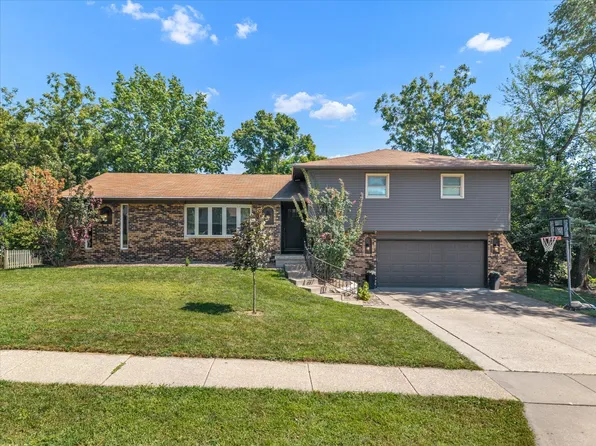 4105 Rolling Hills Dr, Bettendorf, IA 52722