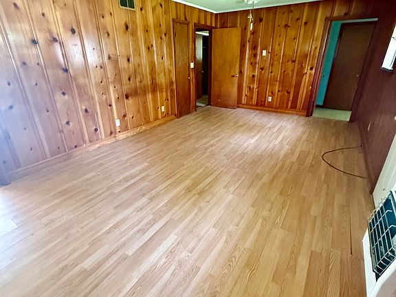 5th image of 302 Crystal St