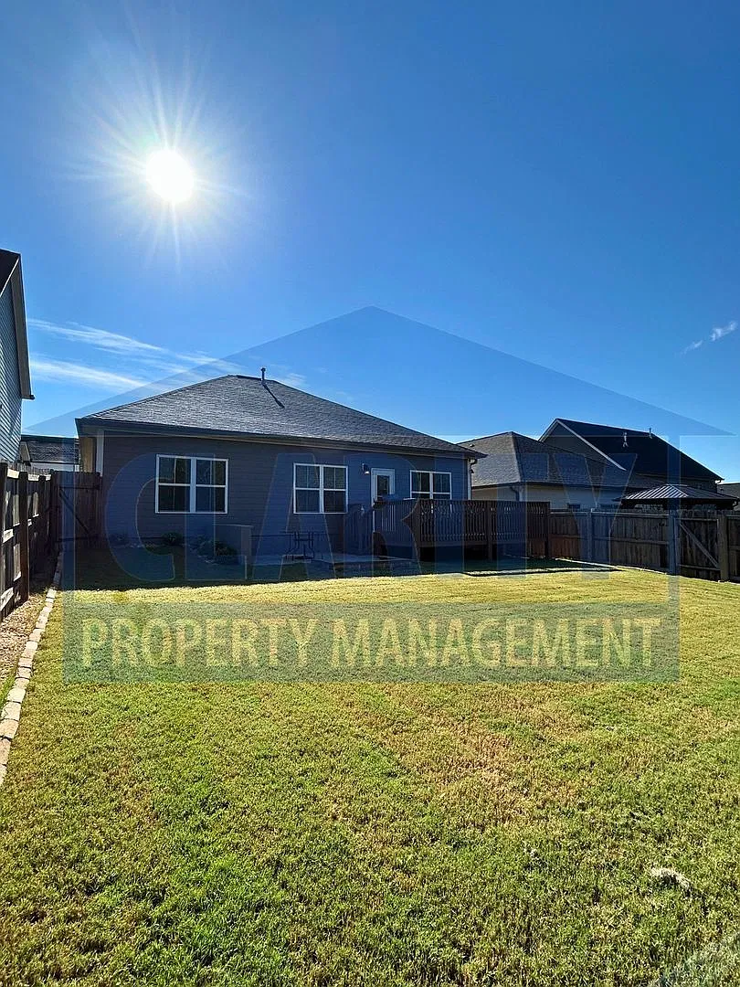 Single level, three bedroom home w/ fenced in backyard! — Photo 4