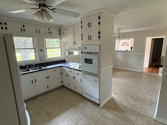 3rd image of 821 Shipp Cir NW